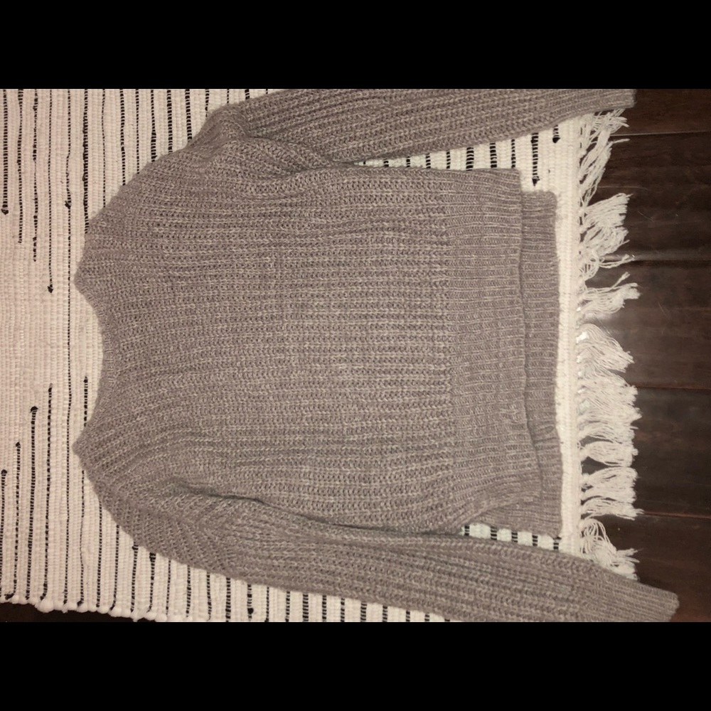 Tilly’s gray sweater